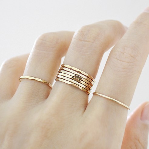 심플함 속에 숨겨진 14K 골드필드, 해머드 디자인의 우아함을 경험하세요.