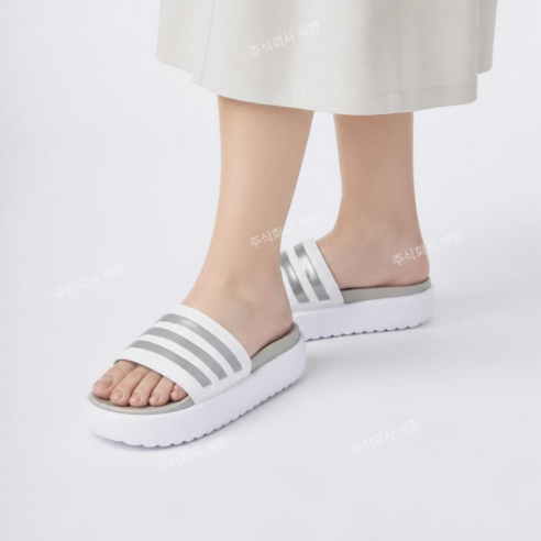 아디다스 여성 키높이 슬리퍼 아딜랫 플랫폼 가볍고 푹신한 경량 통굽 슬라이드 헬스장 수영장 워터파크 물놀이 여름 신발