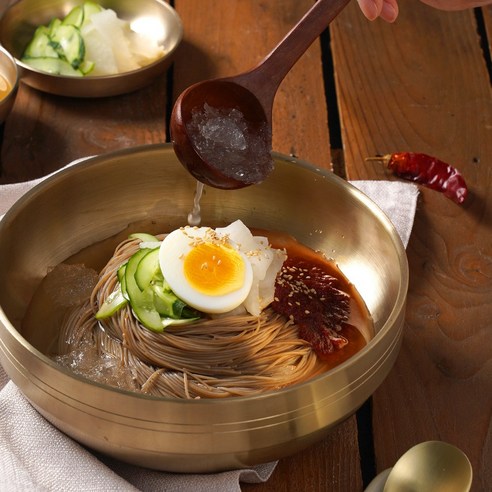 집에서도 간편하게 즐기는 매콤달콤한 함흥냉면의 맛