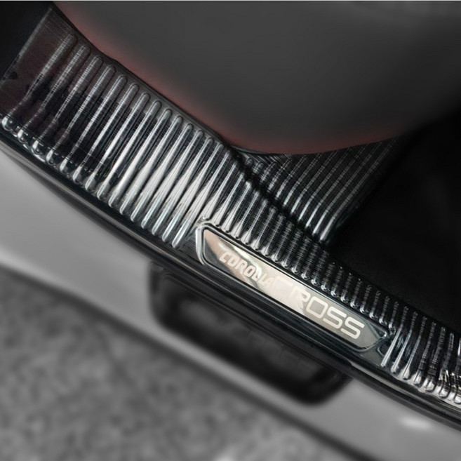 Toyota Corolla Cross 專用車內門檻踏板, 卡夢花紋