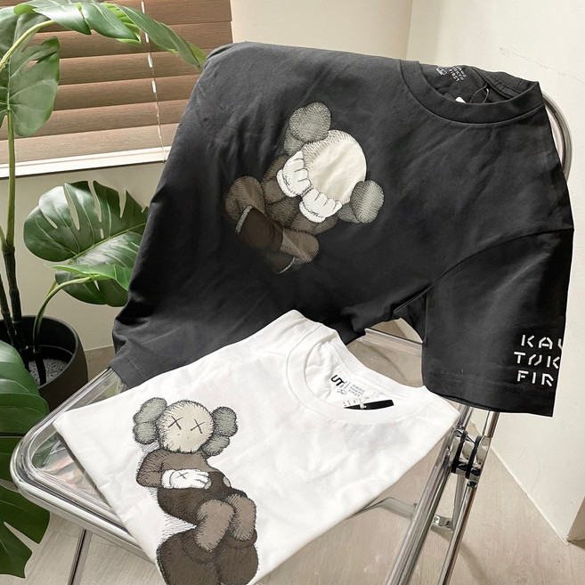 Kaws & Uniqlo UT Tokyo First 聯名款 短袖T恤, 碳灰