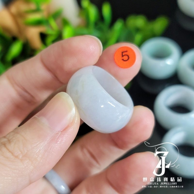 翡翠寬版玉戒 三彩 春彩