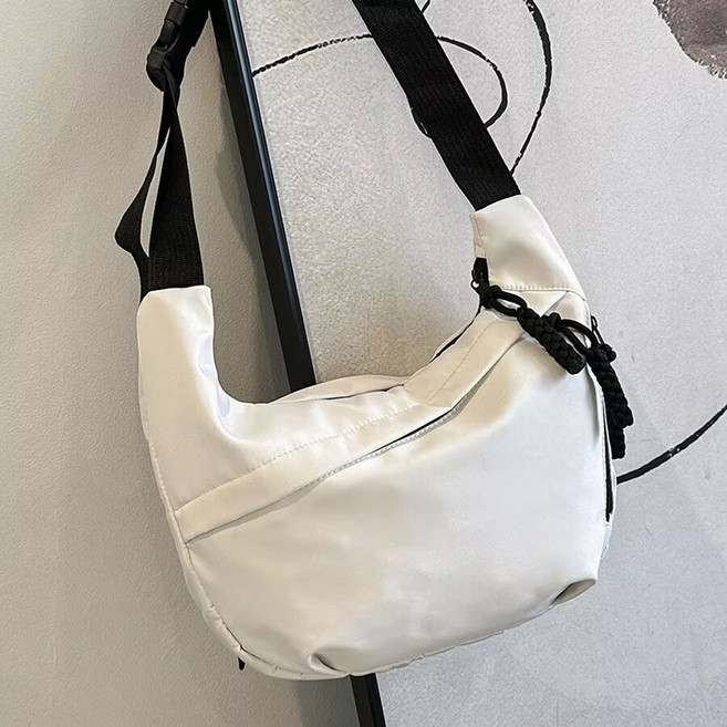 牛角包側背包 帆布包包 防潑水斜背包 餃子包 半月包 單肩包 太空包, 乳白