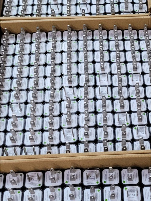 足5V1A白色充電豆腐頭 (100V-240V自動變電流電壓) 手機充電器, 1個