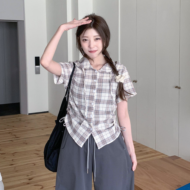 Chic Black 女款 韓風復古格紋側邊抓皺連帽短袖襯衫 cpnb3384k64