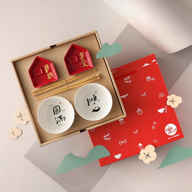 Mao's 樂陶陶 醬油碟禮盒組 6p, 2個小碗 + 2個小房子醬油碟 + 2雙筷子 + 包裝盒, 圓滿順心日日有愛 白色 + 紅色, 1組