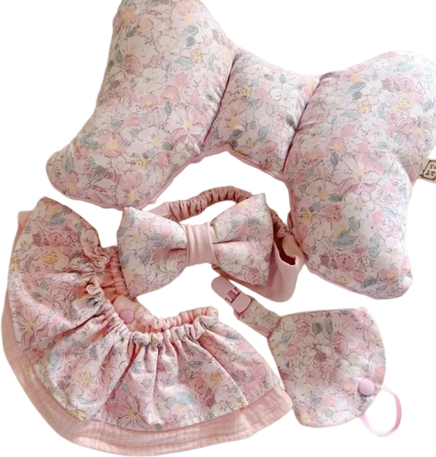 Lianne Baby 梨安舞兜小裁縫 文藝粉碎花 彌月禮盒四件組 蝴蝶枕 + 荷葉圍兜 + 寶寶髮帶 + 奶嘴鍊套 粉色 600g, 1組