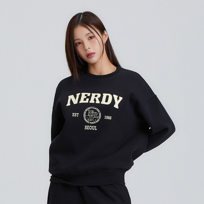 널디 남녀공용 바시티 로고 브러시드 스웻셔츠