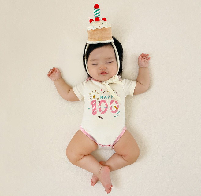 ikii 유아용 통기성 100일 기념 바디수트 반팔 + 케이크 모자 + 기프트 박스 + 쇼핑백 세트