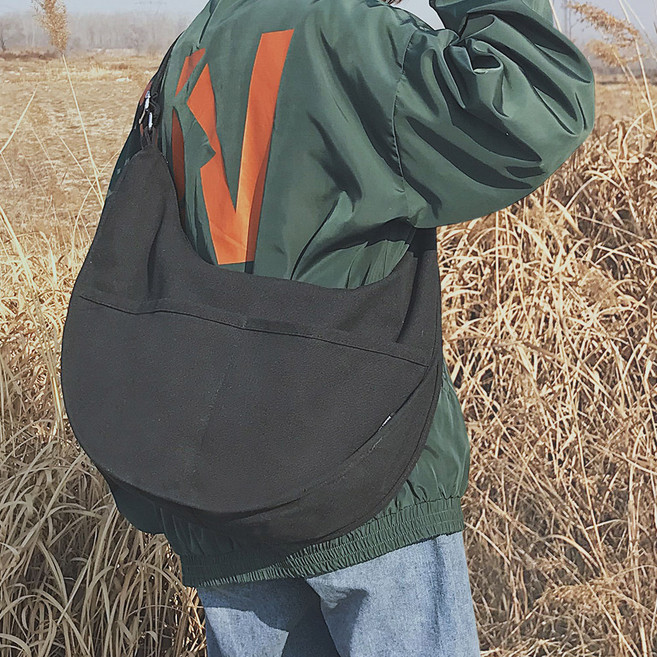 FROM HEAVEN 半月形素色帆布斜背包, 黑色