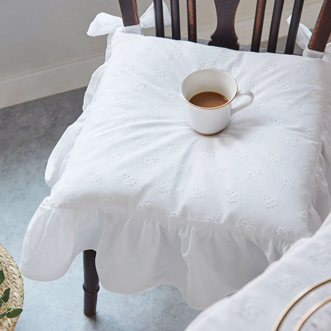 데코뷰 프렌치 프릴 자수 식탁방석커버, 화이트