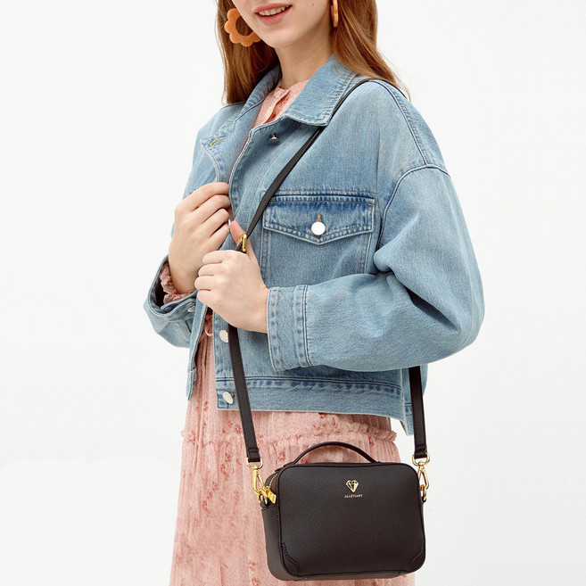 JILLSTUART 鑽石標誌斜背包+織帶背帶, 黑色