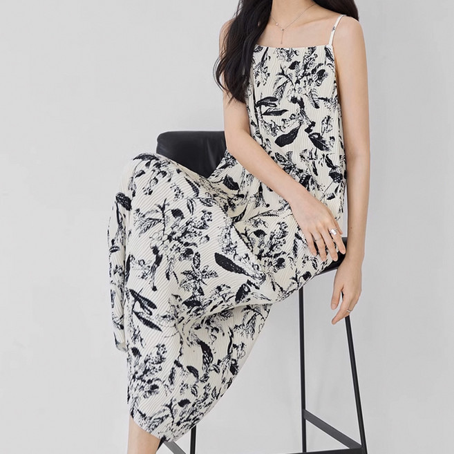 ViVEMO 葉子印花細肩帶百褶連身裙 06904, 黑色