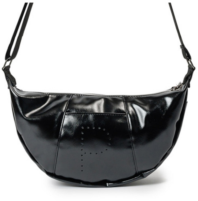 핍스 남녀공용 샤이니 펀칭 로고 크로스 백