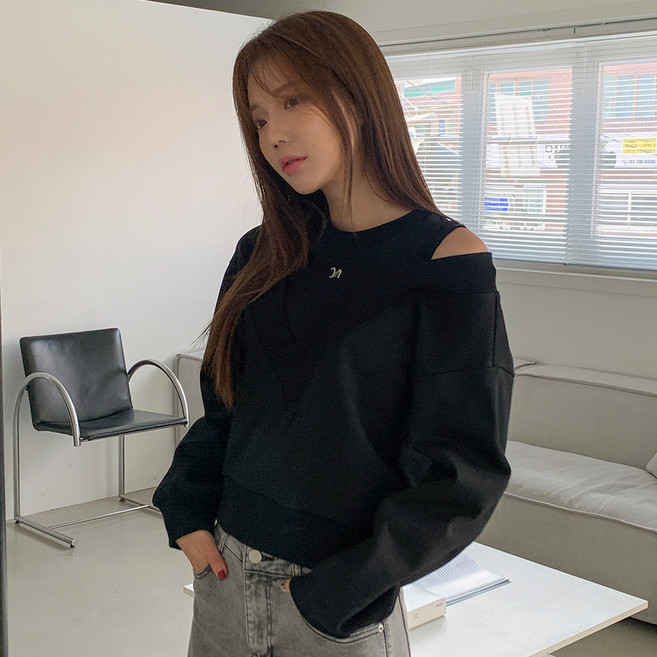 반에이크 V넥 오프숄더 맨투맨