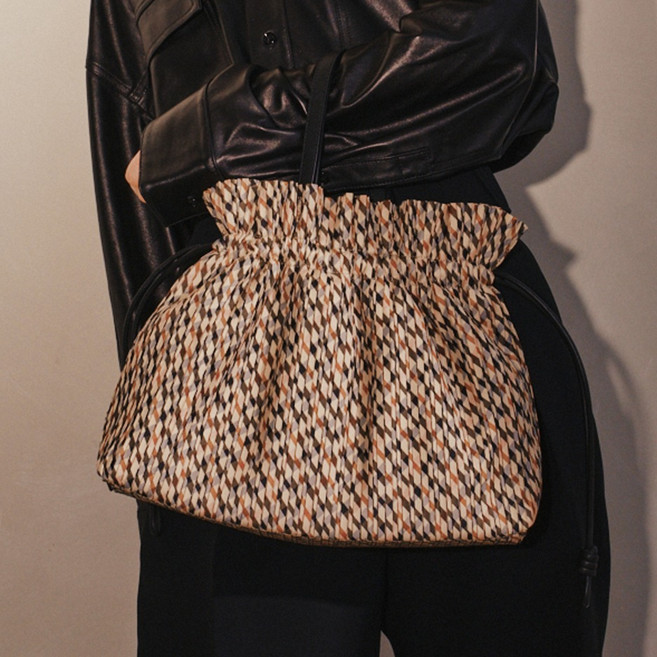 닥스 여성용 D PLEATS 잔체크 솔리드 플리츠 토트백 DCBA5E922