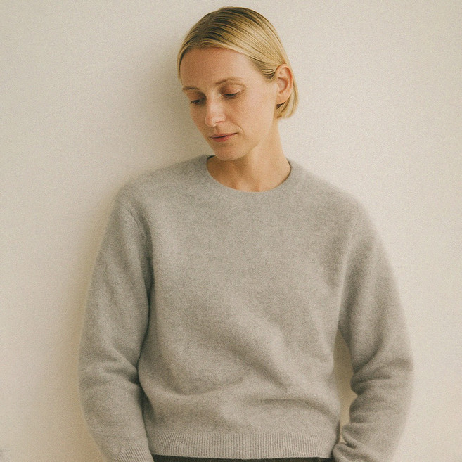 로르서울 여성용 앙고라 홀가먼트 라운드넥 니트 CBKT250705