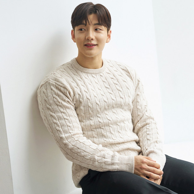 핵쿨남 남성용 어깨넓어보이는 머슬핏 꽈배기 니트