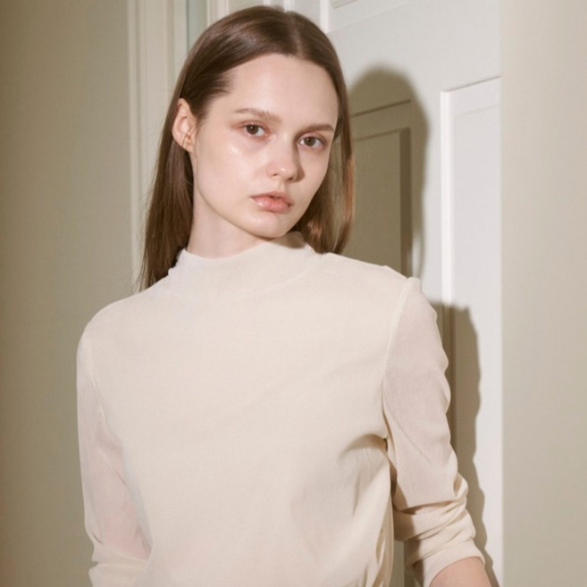 올리비아로렌 벨벳메쉬 하프넥 탑 VOCAL5W9121