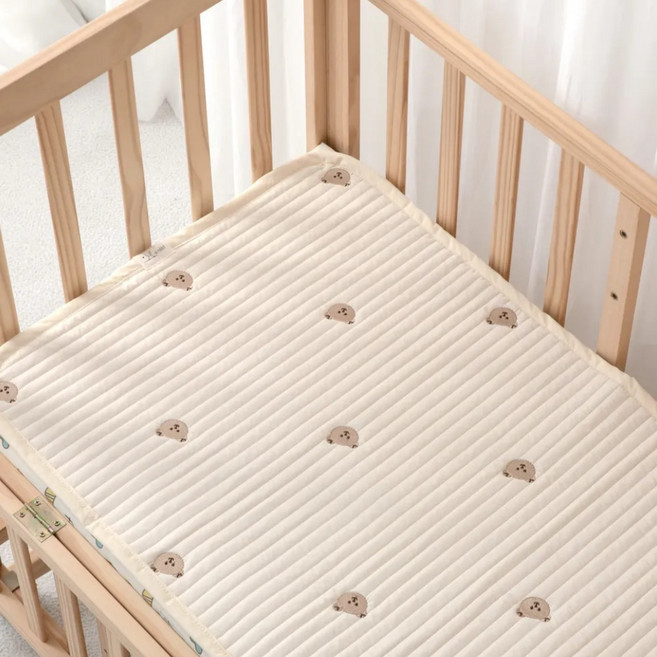 AiRabbit 嬰幼兒用100支純棉小熊刺繡條紋絎縫雙面床墊, 象牙白, 1個