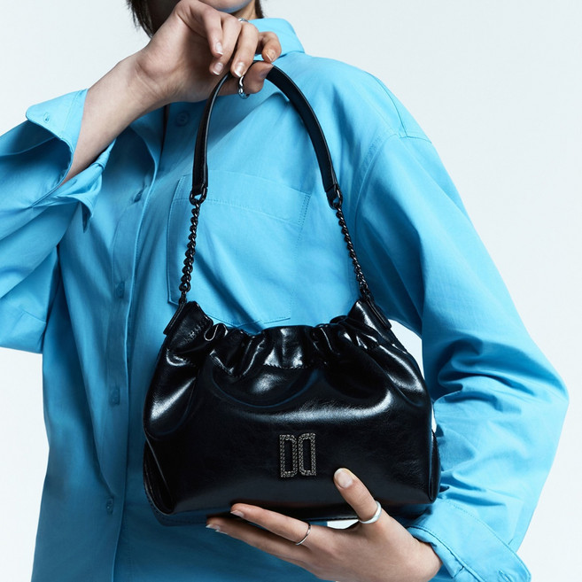 DAKS 女款 Hilton DD標誌牛皮鏈條肩背斜揹包 DCWA6E366BK, 黑色