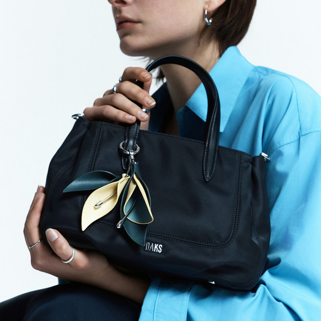 닥스 여성용 미스티 플라워 참장식 나일론 토트백 DCBA6E523BK