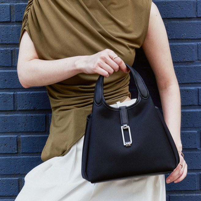 닥스 여성용 D락 장식 나일론 토트백 DCBA6E966BK