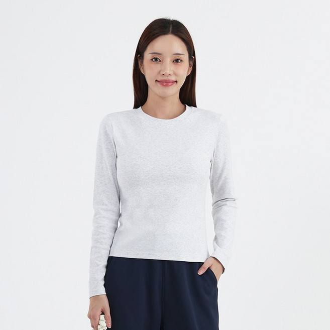 Elsso 女款運動風棉質彈性修身圓領簡約素色日常長袖T恤