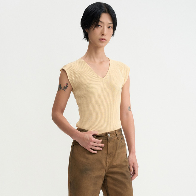 Maggeijei 女款精緻羅紋V領針織衫 J252CNT018