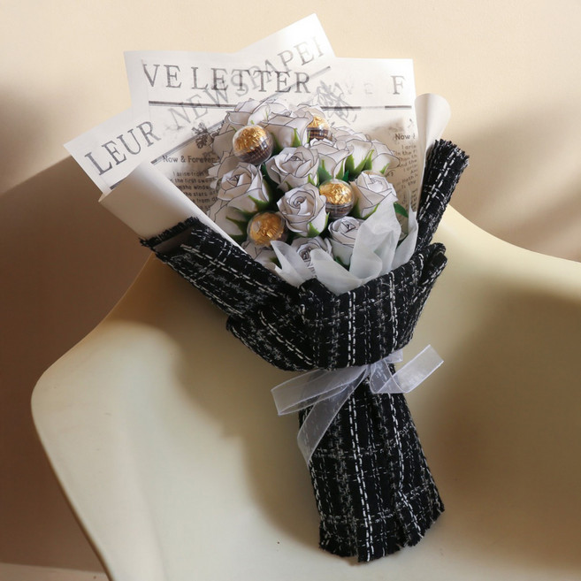 ASPASIA 路易系列 20朵玫瑰費列羅金莎花束, 白色黑線條