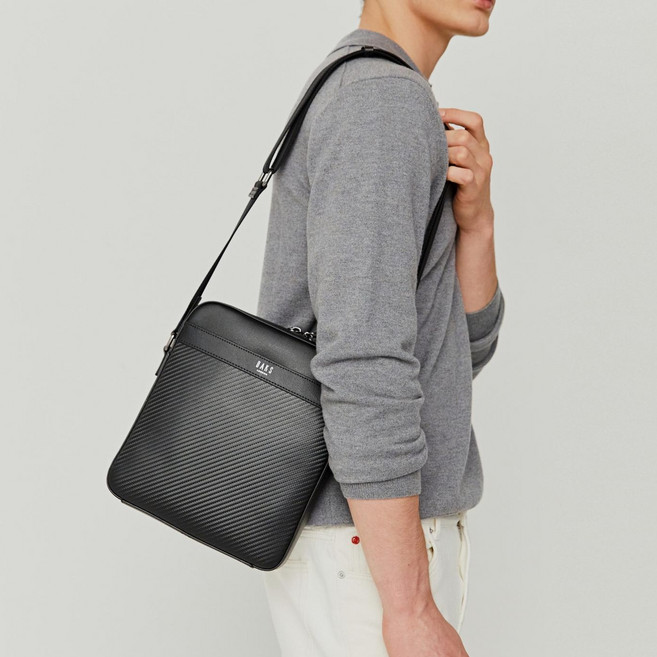 DAKS 男士經典碳纖維壓紋皮革斜揹包 DBBA6E822BK