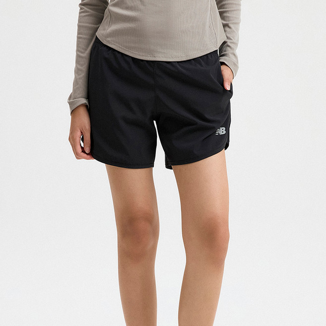뉴발란스 여성용 스포츠 에센셜 4부 우븐 쇼츠 NBNVF36012