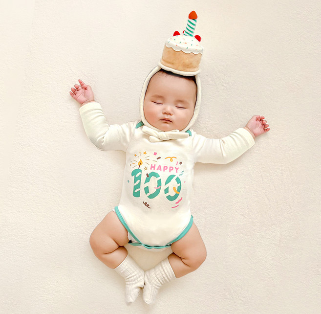 ikii 유아용 100일 기념 바디수트 긴팔 + 케이크 모자 + 기프트 박스 + 쇼핑백 세트