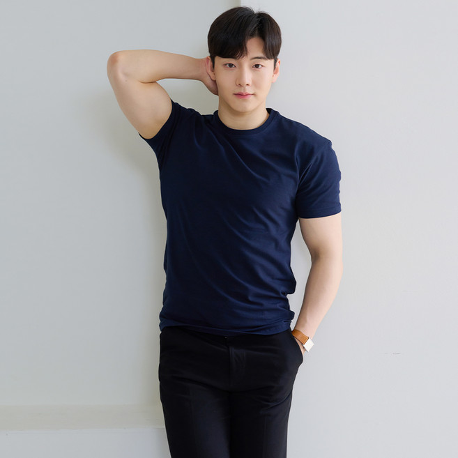 핵쿨남 몸좋아보이는 무지 라운드 반팔 티셔츠 어깨 등 넓어보이는 머슬 핏 티