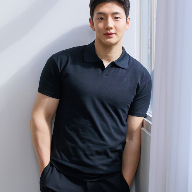 핵쿨남 남성용 어깨 넓어보이는 머슬핏 오픈 카라 반팔 티셔츠