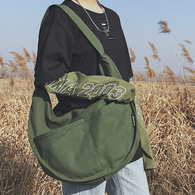 FROM HEAVEN 半月形素色帆布斜背包, 卡其綠