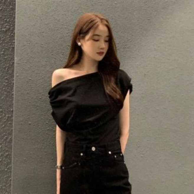 Theflow commerce 女款不對稱單肩寬鬆版型露肩短袖T恤