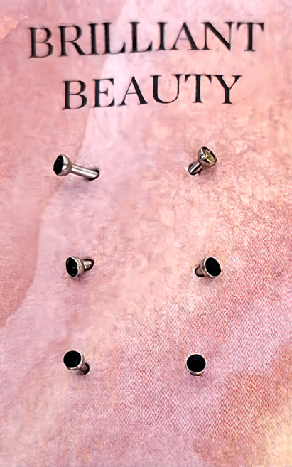 Brilliant Beauty 耀眼美人 黑色迷你鋯石鑽 養耳棒鈦閃耀 鈦鋼耳環