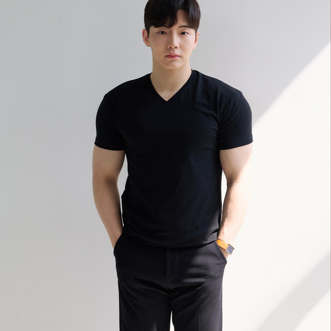 핵쿨남 남성용 어깨 넓어보이는 머슬핏 브이넥 반팔 티셔츠
