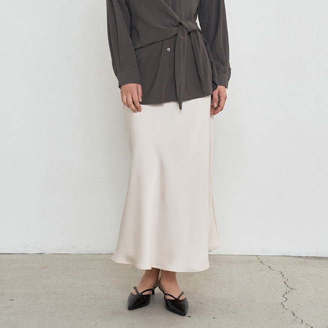 에이비플러스 여성용 새틴 플레어 롱 스커트 LSZ3MS33