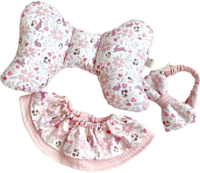 Lianne Baby 梨安舞兜小裁縫 花間粉兔 彌月禮盒3件組 手工豆絨寶寶蝴蝶枕 + 雙層荷葉公主圍兜 + 寶寶髮帶, 粉色, 1組, 1組
