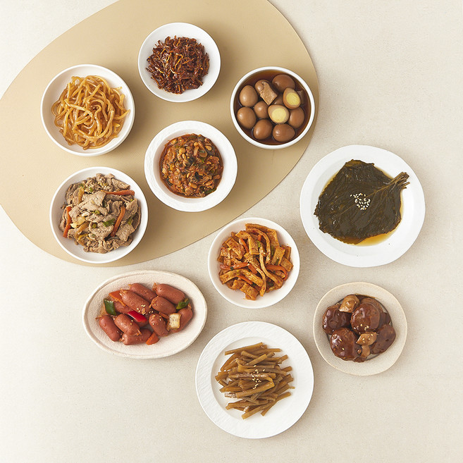 모두의 집밥 밑반찬 10종 간장깻잎절임 + 간장버터진미채 + 고추장멸치볶음 + 돼지불고기 + 떡갈비새송이볶음 + 매콤어묵볶음 + 메추리알버섯장조림 + 쏘야케첩볶음 + 우렁강된장 + 우엉조림, 1세트