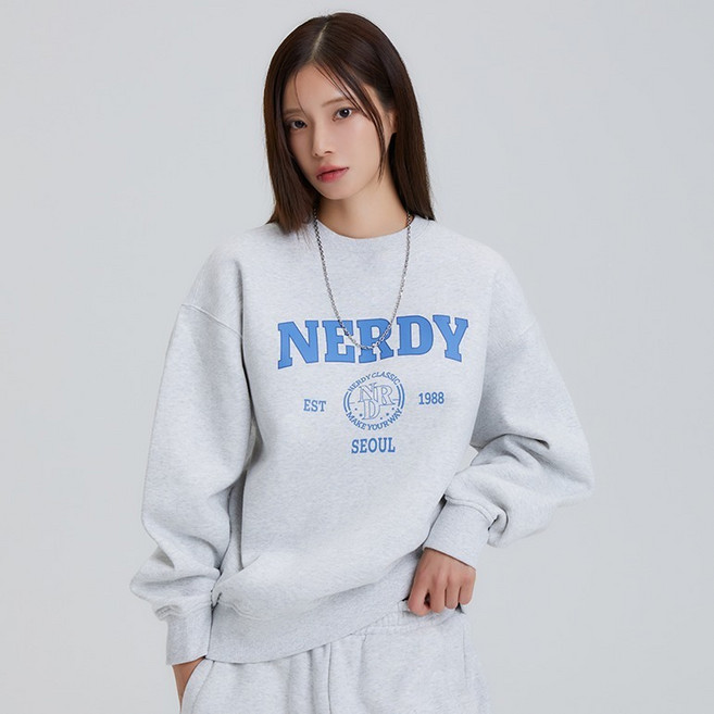 널디 남녀공용 바시티 로고 브러시드 스웻셔츠