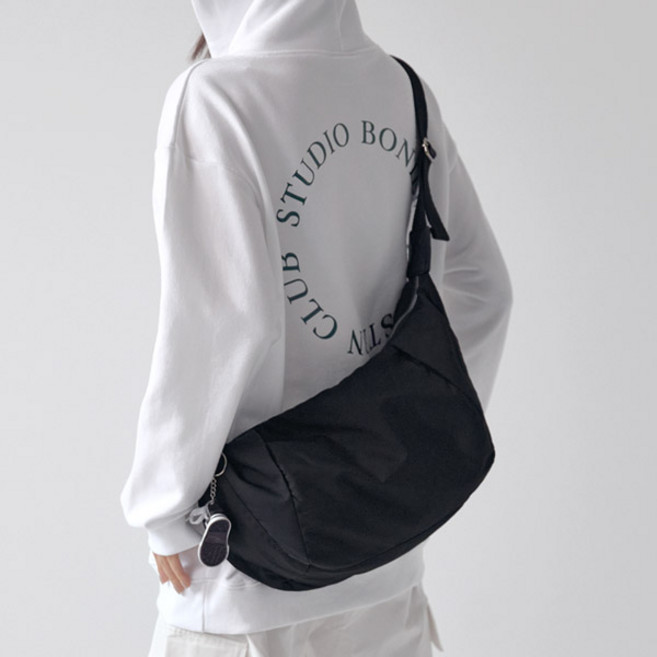 ADDEDIT Camilla斜背流浪包+鑰匙圈, 黑色