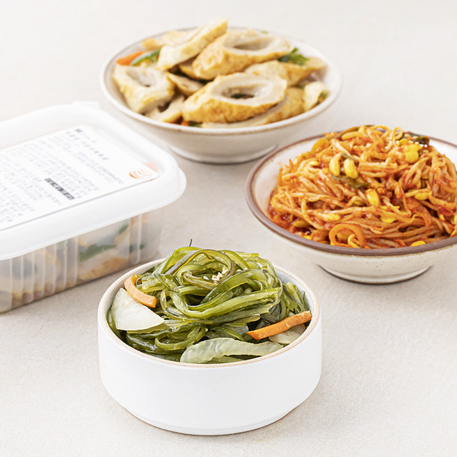 더반찬 볶음 반찬 국물많은콩나물 300g + 미역줄기 220g + 구운어묵 200g 세트, 720g, 1세트