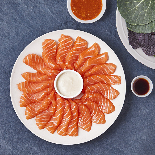 얌테이블 오늘 새벽 생산한 슬라이스 연어회 150g x 2입 + 연어용소스 2입 + 간장소스 2입 + 생와사비 2입 + 쌈장 2입 + 쌈야채 2입 세트, 1세트