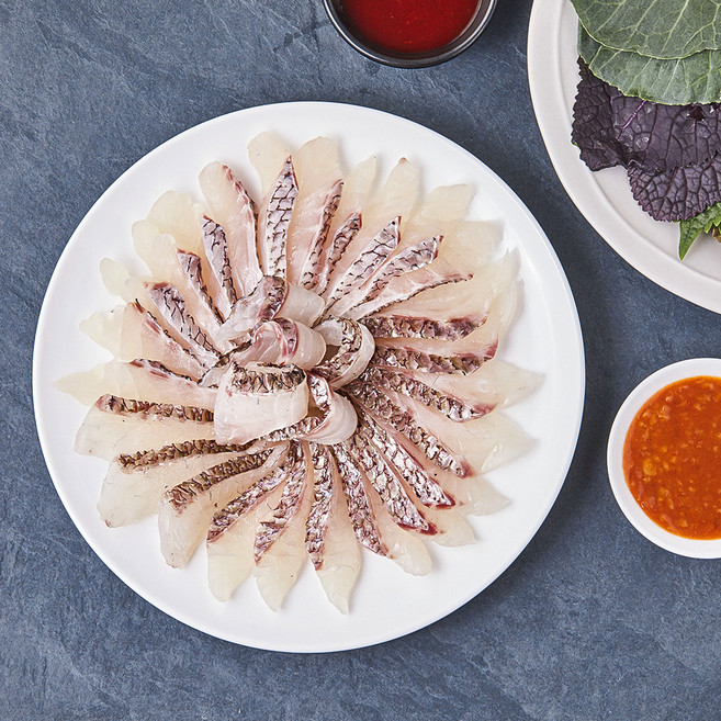 얌테이블 오늘 새벽 생산한 슬라이스 참돔껍질회 150g x 2입 + 초고추장 2입 + 간장소스 2입 + 생와사비 2입 + 쌈장 2입 + 쌈야채 2입 세트, 1세트