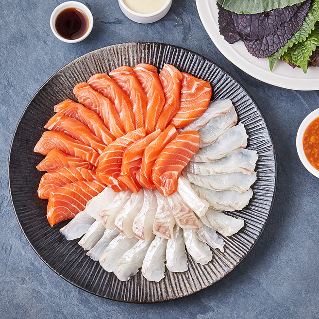 얌테이블 오늘 새벽 생산한 슬라이스 광어회 150g + 연어회 150g + 초고추장 + 연어용소스 + 간장소스 2입 + 생와사비 2입 + 쌈장 2입 + 쌈야채 2입 세트, 1세트