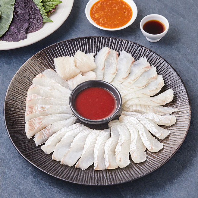 얌테이블 오늘 새벽 생산한 슬라이스 광어회 150g x 2입 + 초고추장 2입 + 간장소스 2입 + 생와사비 2입 + 쌈장 2입 + 쌈야채2입 세트, 1세트