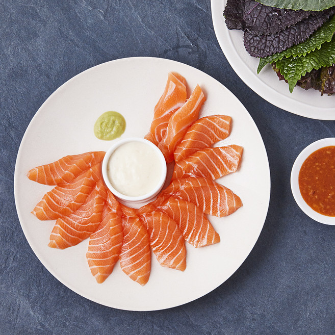 얌테이블 오늘 새벽 생산한 슬라이스 연어회 150g + 연어용소스 + 간장소스 + 생와사비 + 쌈장 + 쌈야채 세트, 1세트